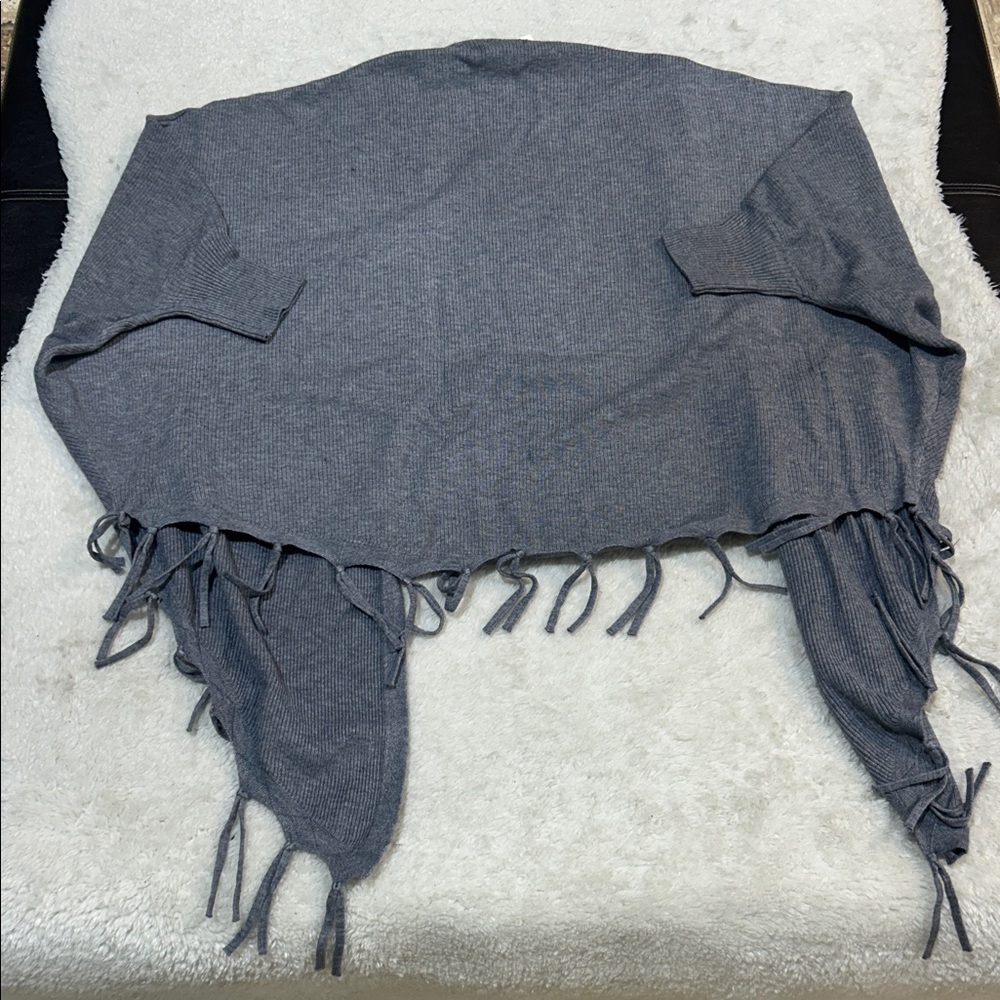 ROFFE ACCESSORIES Open Fringe Knit In Grey - Picture 5 of 5